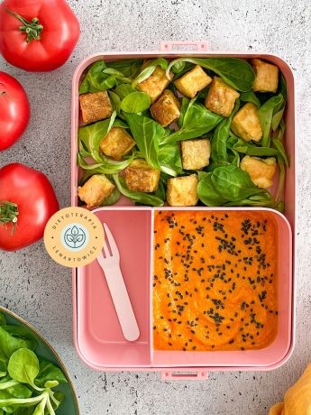 Orientalna saÅatka w pudeÅku z tofu, roszponkÄ, sosem, jajkami, cieciorkÄ. Idealny posiÅek dietetyczny dla wegetarian.