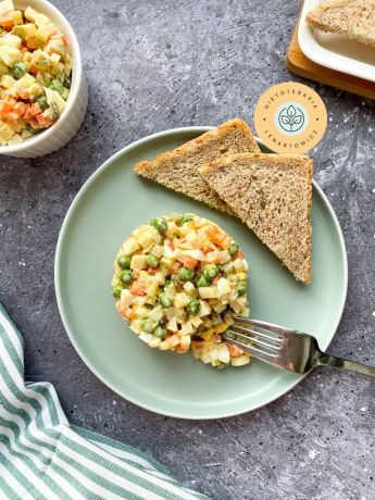 Tradycyjna polska saÅatka jarzynowa. Idealna potrawa dla zdrowych jelit, przepis z gotowej diety od dietetyka klinicznego.