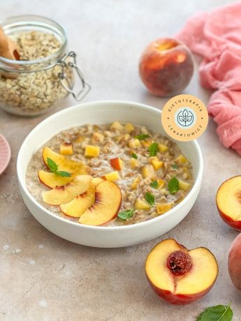 Zdrowe Åniadanie na bazie pÅatkÃ³w owsianych, mleka roÅlinnego i brzoskwini. Przepis od dietetyka z gotowej diety wege.