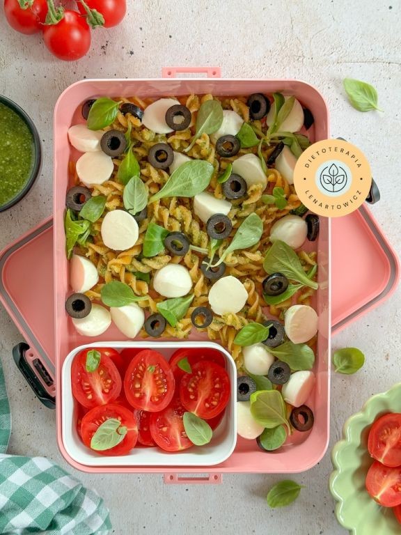 Dietetyczny lunch w pudeÅku, saÅatka z mozzarellÄ, roszponkÄ, oliwkami, pomidorkami i dodatkami.