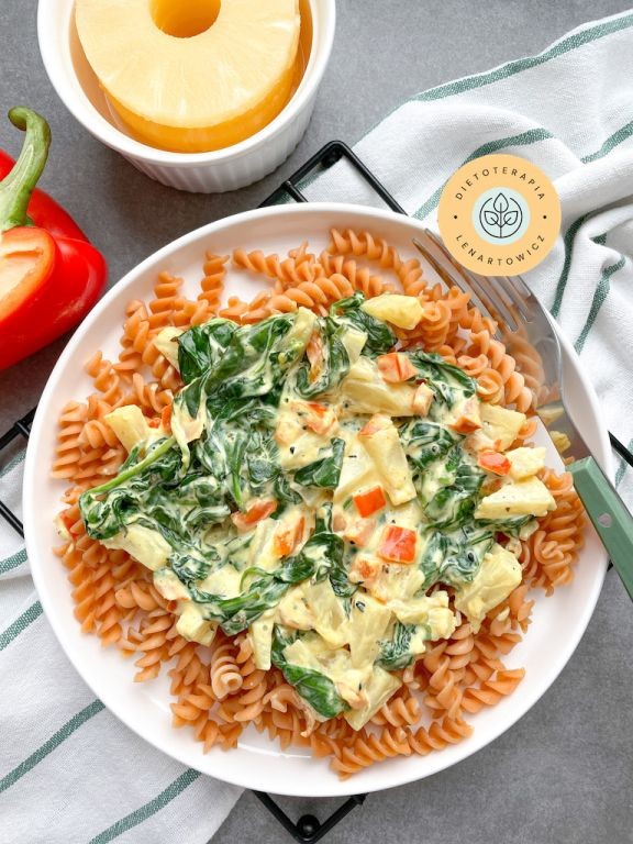 Orientalna dietetyczna pasta z makaronem z soczewicy, sosem ananasowym, szpinakiem i paprykÄ.