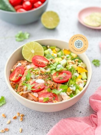 SycÄce i przeciwzapalne Åniadanie z Åososiem i warzywami, idealne do zabrania do pracy lub szkoÅy. Zdrowy posiÅek z diety LOW CARB.