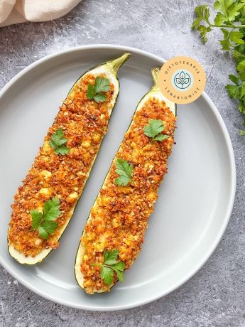 Cukinia faszerowana, zapiekana w piekarniku. Propozycja zdrowej i sycÄcej kolacji. Skuteczne i smaczne odchudzanie z dietetykiem klinicznym.