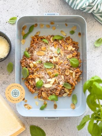 Dietetyczne danie obiadowe z makaronem z soczewicy, wołowiną, passatą i parmezanem, bogate w żelazo i l-tryptofan znajdujący się w parmezanie, będący bazą dla serotoniny.