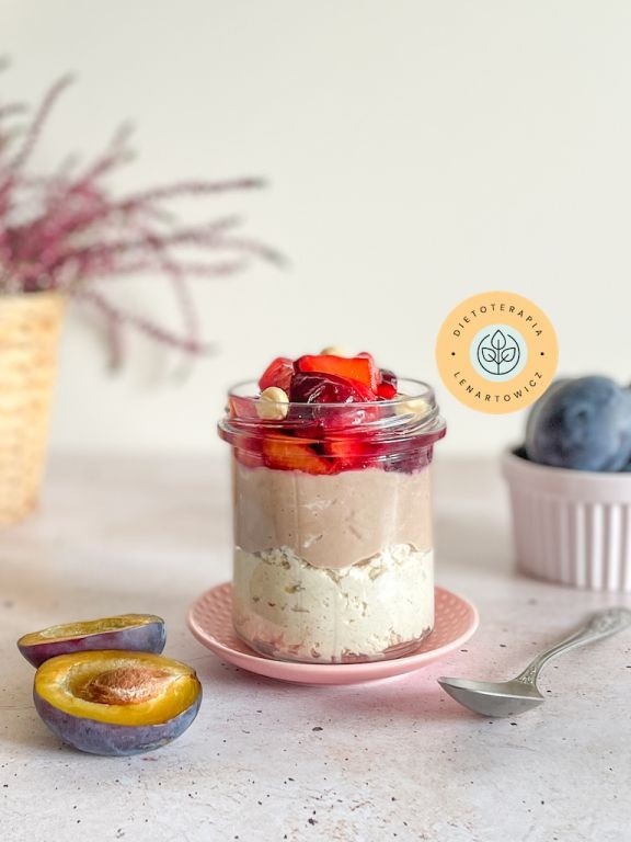 SÅodkie Åniadanie z pÅatkami owsianymi, jogurtem, Åliwkami, kakaem i orzechami. NiskowÄglowodanowe, zdrowe i odÅ¼ywcze.