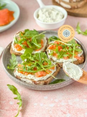 Zdrowe kanapki z serkiem i Åososiem, Åniadanie z diety o niskim indeksie glikemicznym.