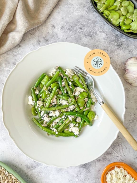 SaÅatka z bobem, fasolkÄ szparagowÄ, fetÄ, niski indeks glikemiczny, gotowa dieta letnia, autor dietetyk kliniczny MaÅgorzata Lenartowicz.