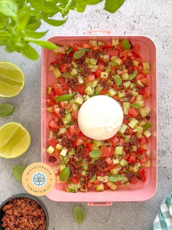 Mozzarella burrata na saÅatce z warzyw, peÅna polifenoli i antyoksydantÃ³w, odÅ¼ywcza dla ciaÅa i mÃ³zgu.