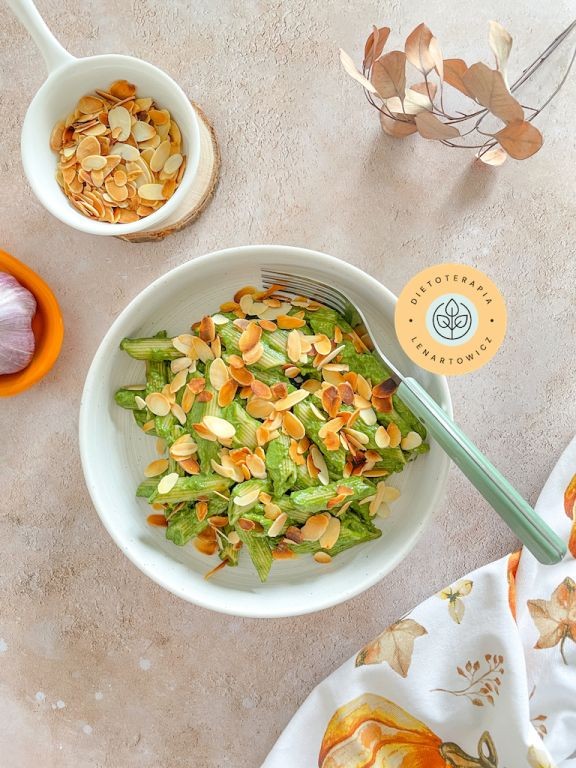 ZdjÄcie dania o niskim indeksie glikemicznym, makaron penne wymieszany z sosem szpinakowym i posypany migdaÅami. Przepis z gotowej diety dietetyka klinicznego MaÅgorzaty Lenartowicz, edycja jesienna, wersja 3.