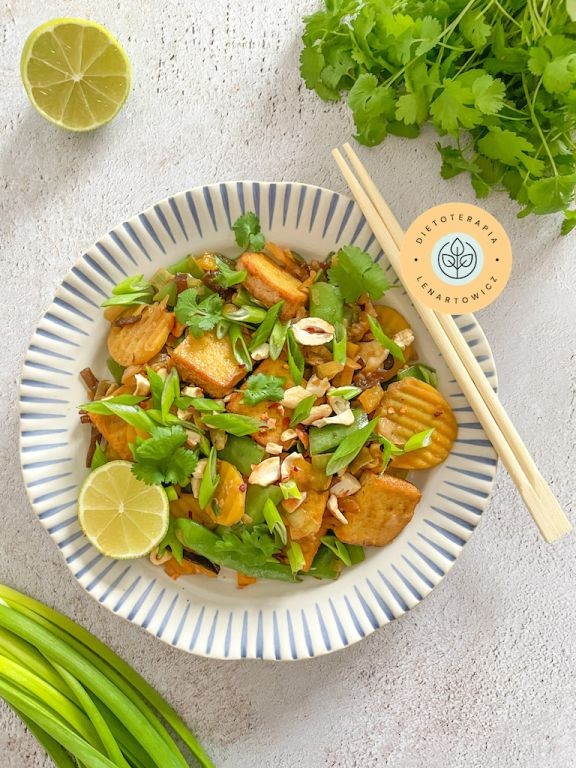 Azjatyckie danie o niskiej iloÅci wÄglowodanÃ³w, przeciwzapalne, ciepÅe i rozgrzewajÄce. Dieta wegetariaÅska od dietetyka klinicznego.