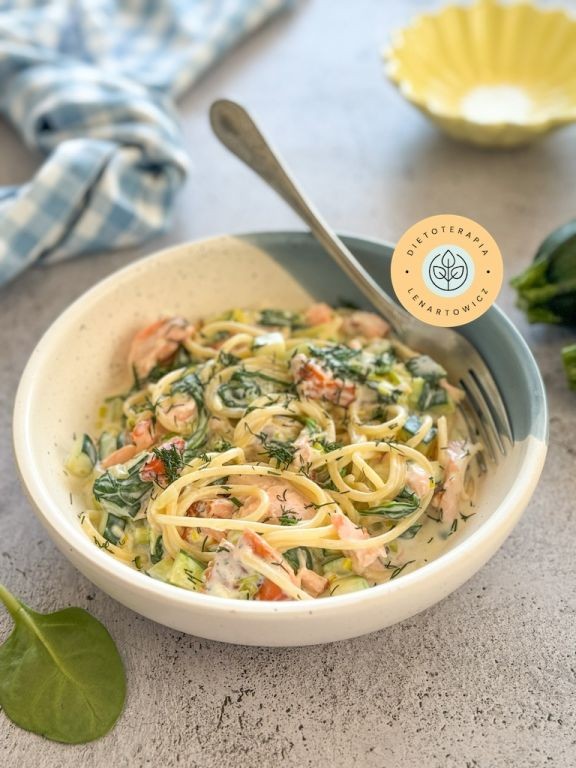 Pomysł na szybki zdrowy obiad o niskim indeksie glikemicznym. Makaron spaghetti w sosie z łososiem i dodatkami.