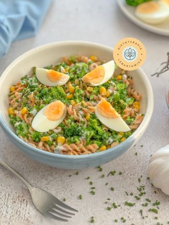 Dietetyczny lunchbox wege z makaronem wegaÅskim, jajkiem, brokuÅami, kukurydzÄ i dodatkami.